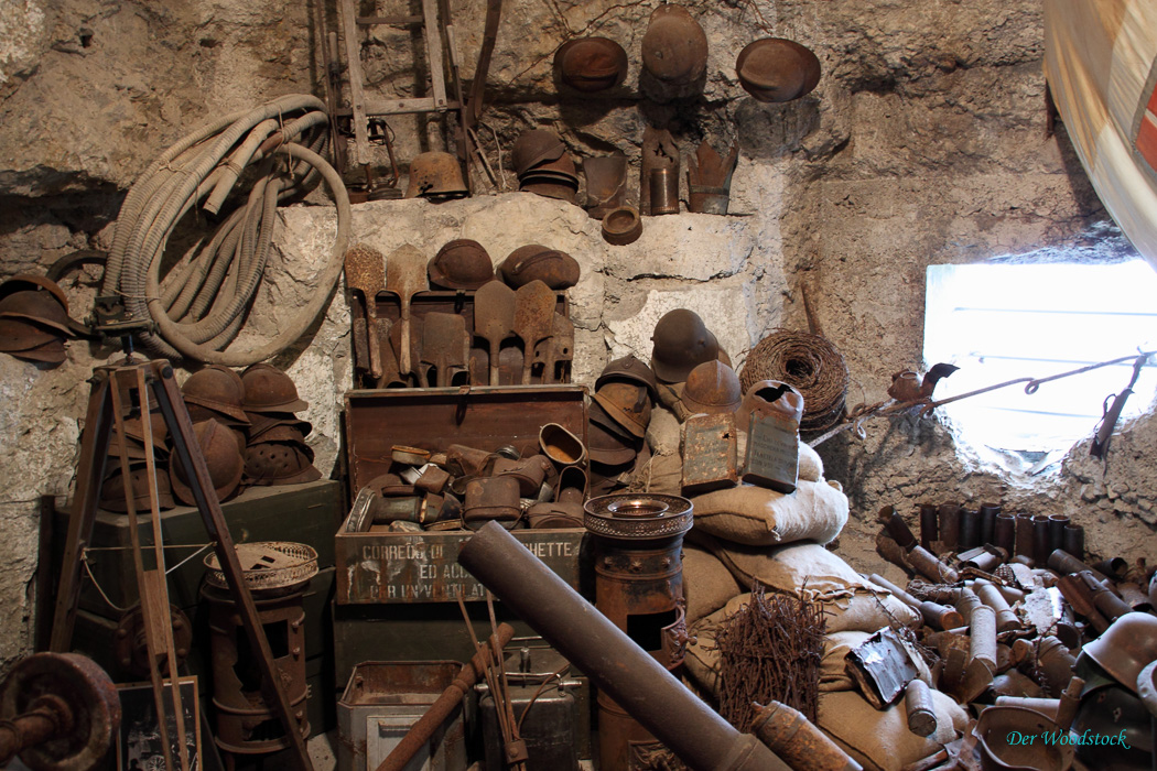 Fundstücke aus dem 1. Weltkrieg in einer Stellung am Lagazuoi, Südtirol